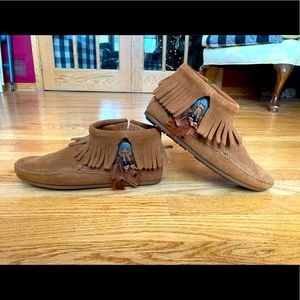 Minnetonka Concho Feather Booties - Size 9